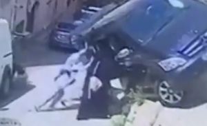 Τουρκία: Δύο γυναίκες κρατούν με τα χέρια τους μίνι-βαν πριν πέσει πάνω τους – Δείτε το βίντεο