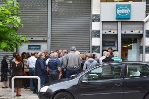 Αναστενάζουν σε ΑΤΜ και Τράπεζες οι συνταξιούχοι για τις συντάξεις