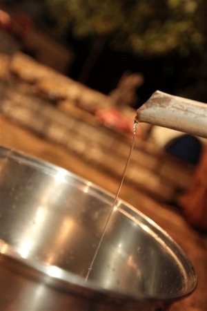 Κατασχέθηκαν πάνω από 300 τόνοι τσίπουρου στον Τύρναβο