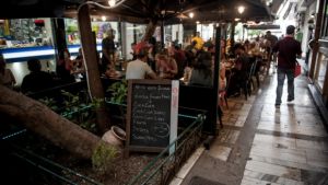 Η κυβέρνηση εξετάζει το ενδεχόμενο να ανοίξει εστίαση- καφέ στις 25 Μαίου