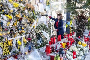 Στη Θεσσαλονίκη η Κατερίνα Σακελλαροπούλου – Άφησε λουλούδι στη μνήμη του Άλκη