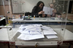 Καταργείται το κώλυμα εκλογιμότητας για τους συμβασιούχους του δημοσίου