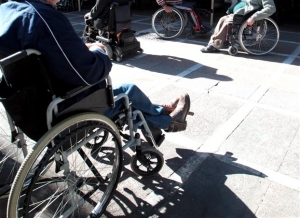 Δεν μπορούν να πάρουν το επίδομά τους οι παραπληγικοί