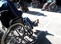 Δεν μπορούν να πάρουν το επίδομά τους οι παραπληγικοί