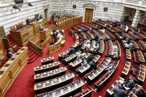 Βουλή: Ζυμώσεις στον ΣΥΡΙΖΑ για την αναδοχή από ομόφυλα ζευγάρια (Live)