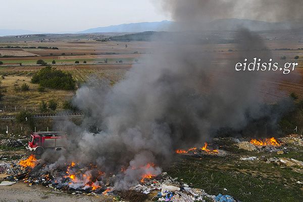Ακόμη μια πυρκαγιά σε παράνομη χωματερή με πλαστικά και τοξικό νέφος στο Κιλκίς