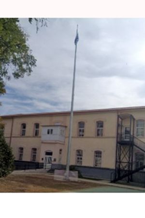 Επιβλητικός ο ιστός της σημαίας, αλλά…