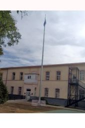 Επιβλητικός ο ιστός της σημαίας, αλλά…