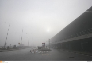Συνεχίζονται λόγω ομίχλης τα προβλήματα στο «Μακεδονία»