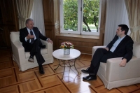 Συνάντηση Τσίπρα - Αβραμόπουλου στο αεροδρόμιο Ελευσίνας