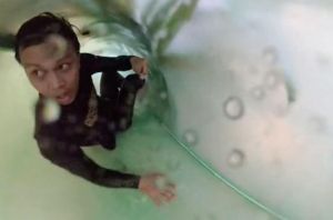 Αν είσαι κλειστοφοβικός μην το δεις – Η στιγμή που άντρας εγκλωβίζεται μέσα σε νεροτσουλήθρα