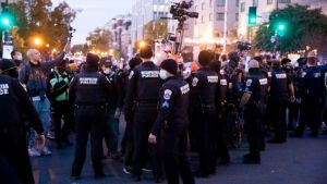 Εκατοντάδες υποστηρικτές του Τζο Μπάιντεν έχουν συγκεντρωθεί, δίπλα στον Λευκό Οίκο