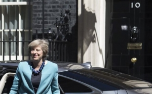 Μέι στον Γιούνκερ: Χρειάζομαι χρόνο για το Brexit