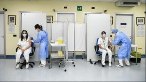 Γαλλία: Ο εμβολιασμός κατά της COVID-19 αρχίζει να γίνεται ευρύτερα αποδεκτός