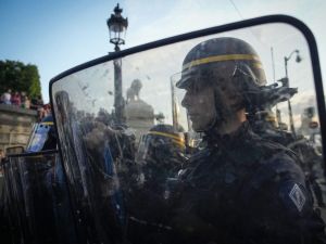 Γαλλία: Πολεμικό το κλίμα για 5η νύχτα – Εξετάζεται η επιβολή κατάστασης εκτάκτου ανάγκης