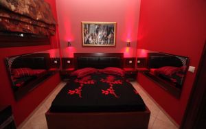 Θεσσαλονίκη: Αστυνομική επιχείρηση σε οίκους ανοχής – Συλλήψεις για μαστροπεία και λειτουργία χωρίς άδεια