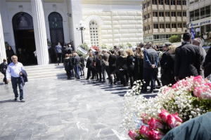 Πλήθος κόσμου στην κηδεία του Στέλιου Σκλαβενίτη