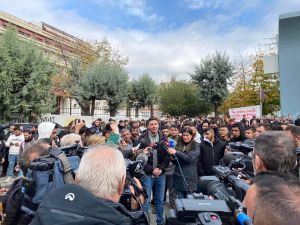 Κριθαρίδης από Ιπποκράτειο: Αφοπλισμός και κατάργηση των “στρατιωτικοποιημένων ομάδων της ΕΛΑΣ”