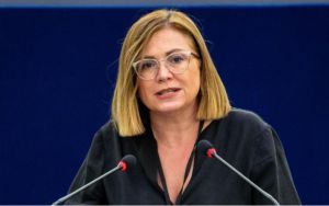 Η Μαρία Σπυράκη καταδικάζει τον βανδαλισμό εβραϊκού μνημείου στο ΑΠΘ