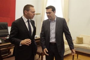 Σε εξέλιξη η συνάντηση Τσίπρα - Στουρνάρα στο Μαξίμου