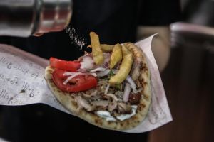 Λουκέτο σε σουβλατζίδικο στη Θεσσαλονίκη μετά από 24 χρόνια: «Νιώθω ντροπή να πουλάω 5 ευρώ το σάντουιτς»