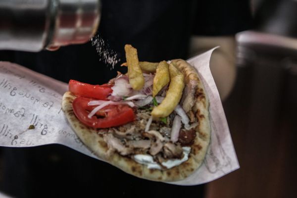 Λουκέτο σε σουβλατζίδικο στη Θεσσαλονίκη μετά από 24 χρόνια: «Νιώθω ντροπή να πουλάω 5 ευρώ το σάντουιτς»