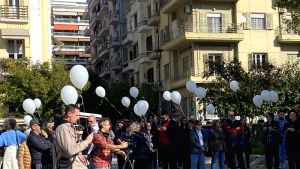 Λευκά μπαλόνια υψώθηκαν στη Θεσσαλονίκη για τα θύματα τροχαίων δυστυχημάτων