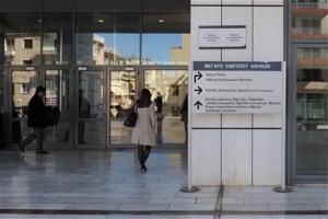 Φυλλάδια και συνθήματα από τον Ρουβίκωνα στο Εφετείο