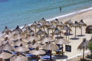 Δεν... παίζει στις παραλίες το υπουργείο Περιβάλλοντος