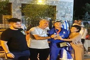 Υποδοχή ήρωα με πυρσούς-περιπολικά στον χρυσό σφυροβόλο, Γιάννη Κορακίδη, στο Πεδινό Κιλκίς (pics+vids)