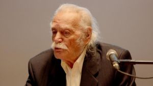 «Aθάνατος»: Με χειροκρότημα από τα μπαλκόνια αποχαιρέτησε η Αθήνα τον Μανώλη Γλέζο (vid)