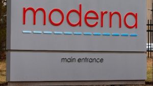 Ο γάλλος επικεφαλής της Moderna προειδοποιεί τους Ευρωπαίους ότι παράταση των διαπραγματεύσεων θα σημαίνει καθυστέρηση στις παραδόσεις του εμβολίου