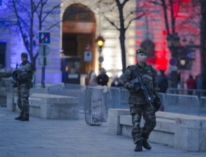Ανδρας έστρεψε το αυτοκίνητό του εναντίον φρουράς έξω από γαλλικό τέμενος