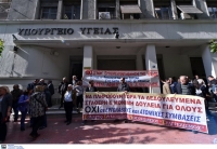 Την είσοδο του υπουργείου Υγείας «χτίζει» η ΠΟΕΔΗΝ