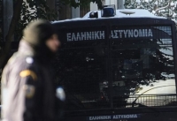 Επίθεση σε διμοιρία των ΜΑΤ έξω από το Πάντειο