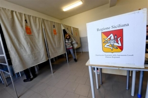Κρίσιμες οι εκλογές στη Σικελία - Αγωνία για Μπερλουσκόνι