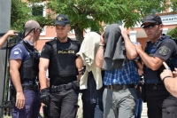 Ενταση κατά την προσαγωγή των τούρκων στρατιωτικών στο αυτόφωρο