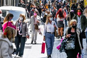 Τέλος οι μάσκες από 1η Ιουνίου σε σούπερ μάρκετ, αεροπλάνα, ΚΤΕΛ, καταστήματα