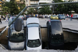 Εξακολουθεί να «βουλιάζει» το οδόστρωμα στον ΗΣΑΠ Ταύρου