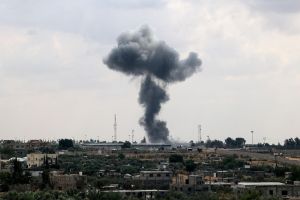 Το Ισραήλ «χτυπά» τη Ράφα – Διαπραγματεύσεις in extremis στο Κάιρο