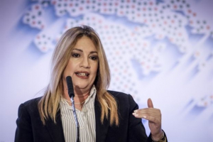 Γεννηματά: Σεβασμός στην πολύτιμη προσφορά της μητέρας
