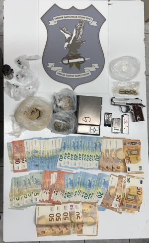 Θεσσαλονίκη: Χειροπέδες σε 64χρονο που έκρυβε στο σπίτι του ναρκωτικά και όπλα (ΦΩΤΟ)