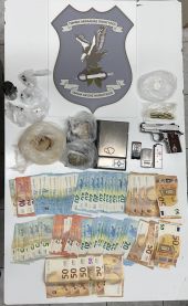 Θεσσαλονίκη: Χειροπέδες σε 64χρονο που έκρυβε στο σπίτι του ναρκωτικά και όπλα (ΦΩΤΟ)