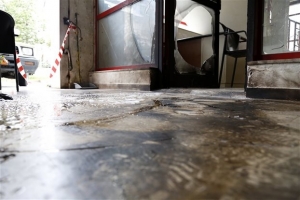 Γκαζάκια έξω από τα γραφεία της Χρυσής Αυγής στο Μαρούσι