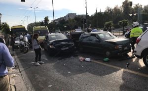 Kαραμπόλα 10 οχημάτων στον Περιφερειακό στην Θεσσαλονίκη – Τρεις τραυματίες