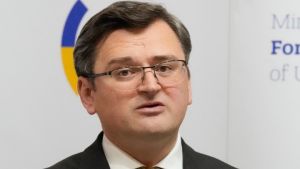 Κουλέμπα σε Μπλίνκεν: «Η Ρωσία φέρει ακέραια την ευθύνη της τρομοκρατίας μέσω των πυραύλων»