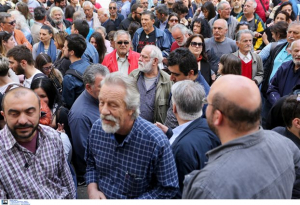 Συγκέντρωση στην Ευελπίδων για τους δύο συλληφθέντες του αντιπολεμικού συλλαλητηρίου