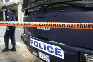 Mολότοφ σε διμοιρία των ΜΑΤ στα γραφεία του ΠΑΣΟΚ