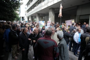 Συγκέντρωση μικροομολογιούχων στα κεντρικά γραφεία του ΣΥΡΙΖΑ