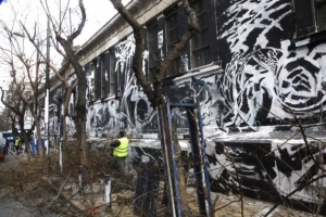 Σβήνουν τη «μουντζούρα» του Πολυτεχνείου